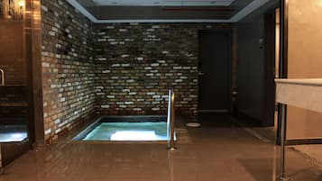Bañera de hidromasaje cubierta