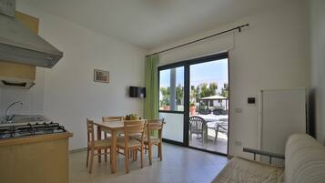 Apartamento, 2 quartos (6 people) | Área de estar | TV de tela plana 20 polegadas com canais digitais, TV