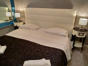 Hypo-allergenic bedding, individually decorated, individually furnished - White Vatican (Rome)