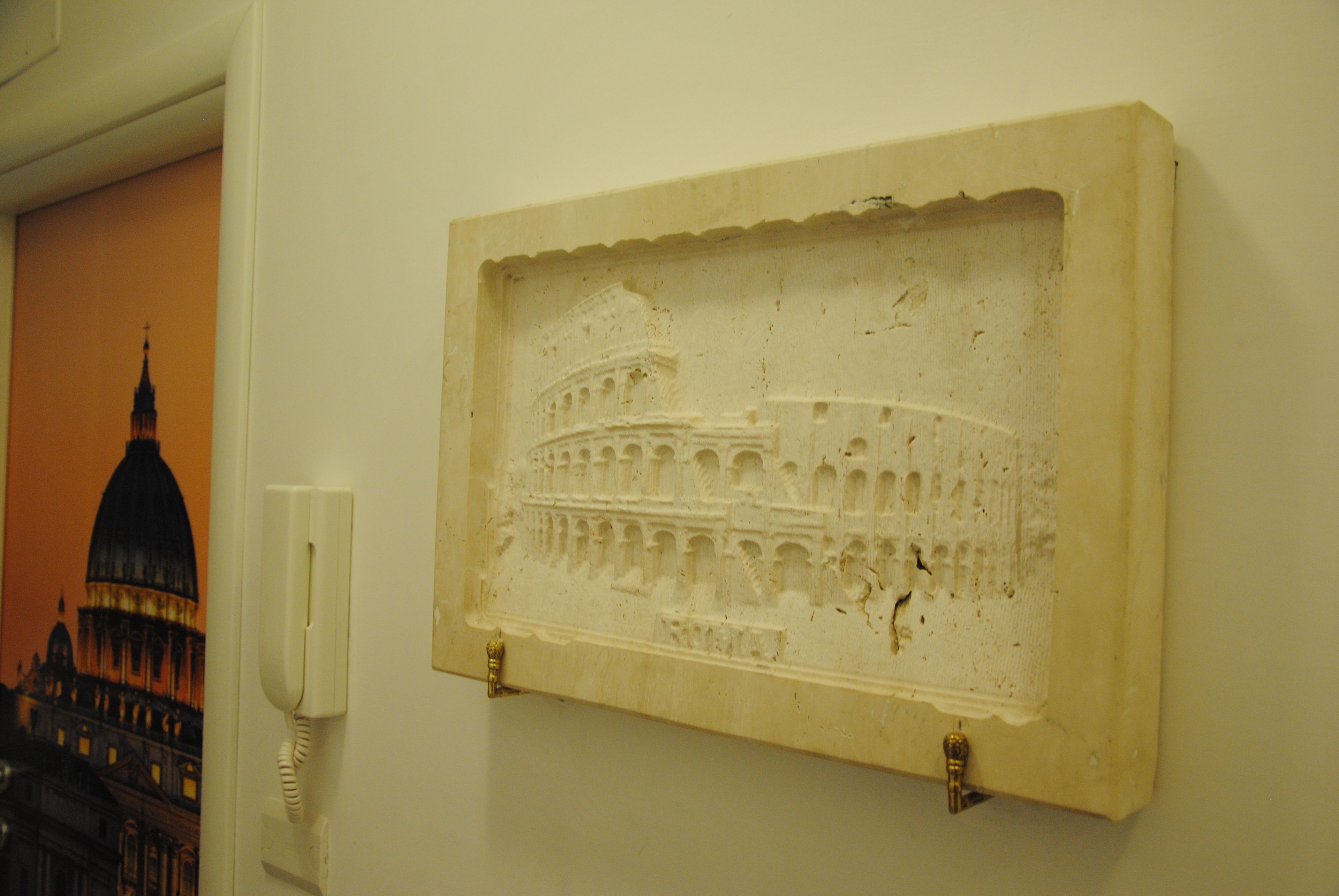 Une sculpture du Colisée, fixée au mur.