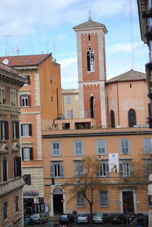 Un edificio con una torre destacada, un letrero que dice "OPUMERIA" y varias ventanas.