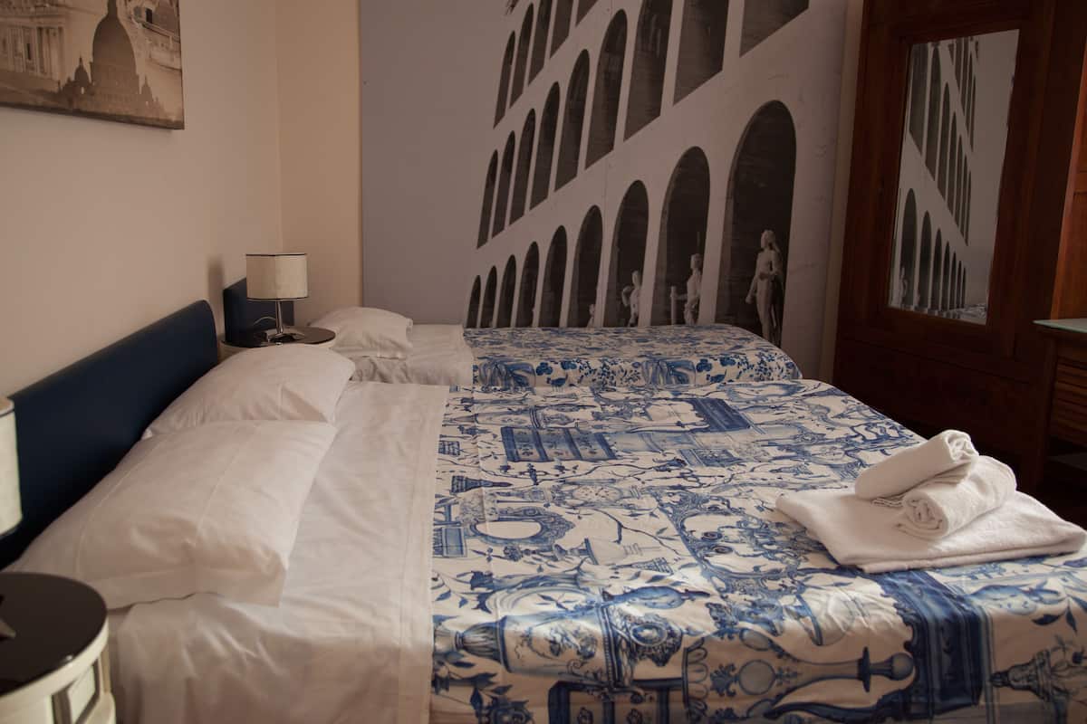 Economy vierpersoonskamer (Via Famagosta 45) | 1 slaapkamer, hypoallergeen beddengoed, individueel gedecoreerd