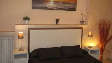 Escritorio, tabla de planchar con plancha y wifi gratis