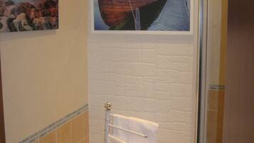 Ducha, artículos de tocador gratuitos, secador de pelo, bidet