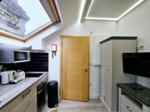 Single Room | Meja, seterika/papan seterika, Wi-fi percuma, cadar katil