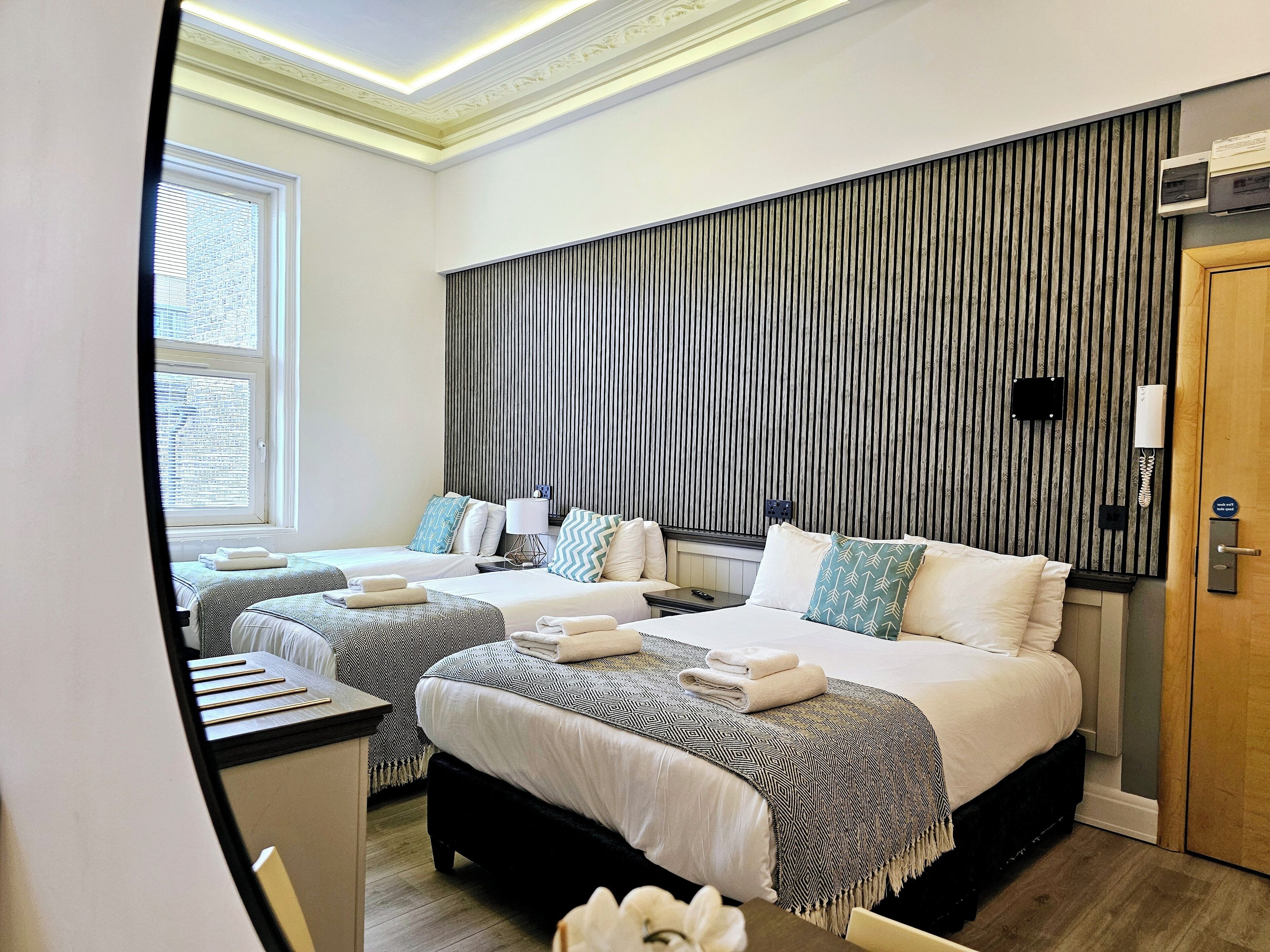 Kamar Quadruple Standar | Meja kerja, setrika/meja setrika, Wi-Fi gratis, dan seprai linen