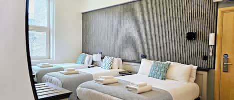 Standard fyrbäddsrum | Skrivbord, strykjärn/strykbräda, gratis wi-fi och sängkläder