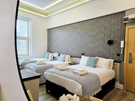 Standard Quadruple Room | Desk, iron/ironing board, free WiFi, bed sheets. London Stay Apartments
