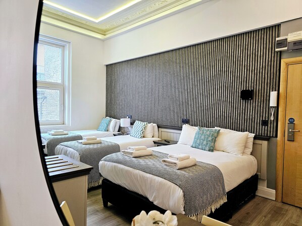 Standard Quadruple Room | Meja, seterika/papan seterika, Wi-fi percuma, cadar katil