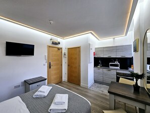 Habitación doble estándar | Escritorio, tabla de planchar con plancha, wifi gratis y ropa de cama 