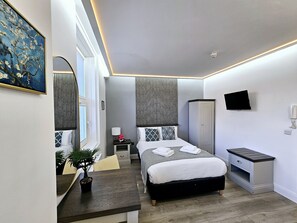 Habitación doble estándar | Escritorio, tabla de planchar con plancha, wifi gratis y ropa de cama 