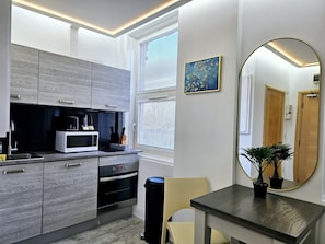 Standard Double Room | Dapur peribadi | Pembancuh kopi/teh, cerek elektrik