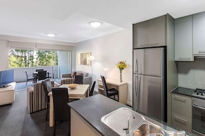 Iron/ironing board, cribs/infant beds, free WiFi, bed sheets - Oaks Brisbane Mews Suites (Bowen Hills)