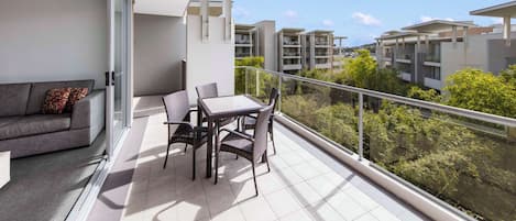 Tabla de planchar con plancha, cunas, wifi gratis y ropa de cama