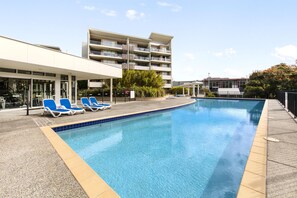 Outdoor pool - Oaks Brisbane Mews Suites (Bowen Hills)