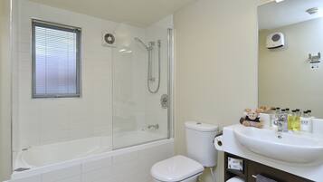 Spa Studio | Bathroom | Shower, hair dryer, towels