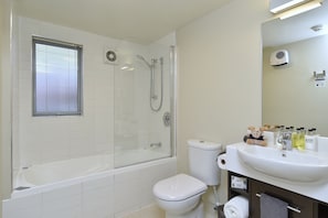 Estudio Premium, hidromasaje | BaƱo | Regadera, secadora de cabello, toallas