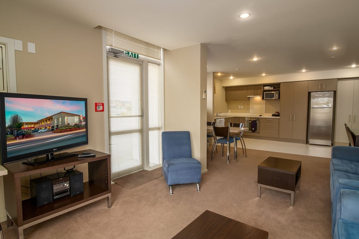 4 Bedroom Apartment | Living area