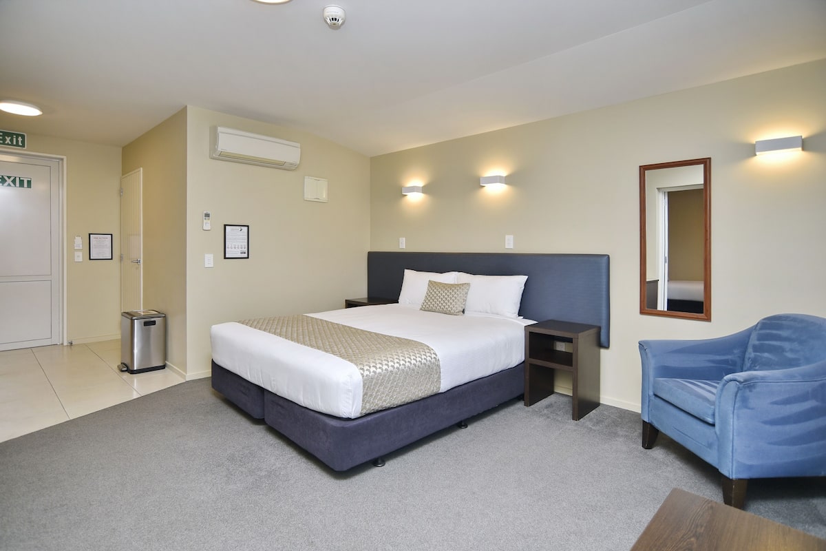 1 Bedroom Accessible Suite
