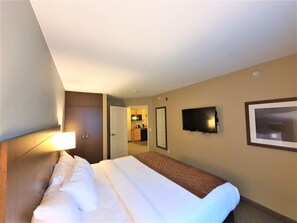 Desk, blackout drapes, soundproofing, iron/ironing board - AmeriVu Inn and Suites - Chisago City (Chisago City)