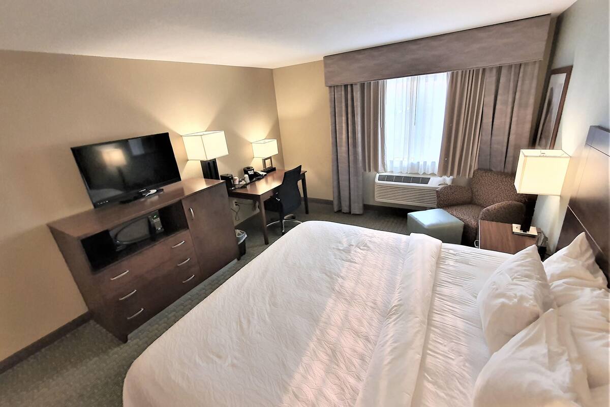 Standard Room | Desk, blackout drapes, soundproofing, iron/ironing board