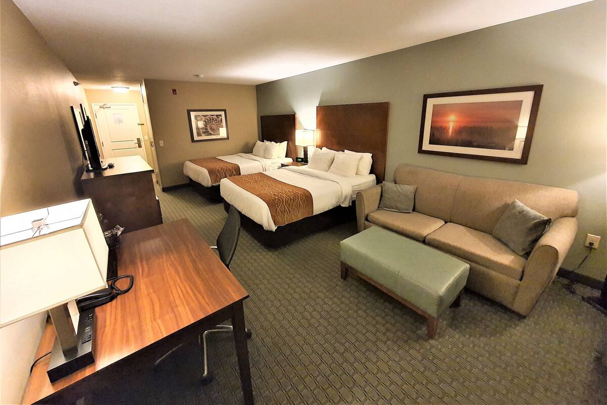 Deluxe Triple Room | Desk, blackout drapes, soundproofing, iron/ironing board