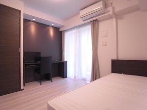 Standard Studio B, 1 Semi-double Bed (120cm Wide) | Down comforters, desk, iron/ironing board, free WiFi