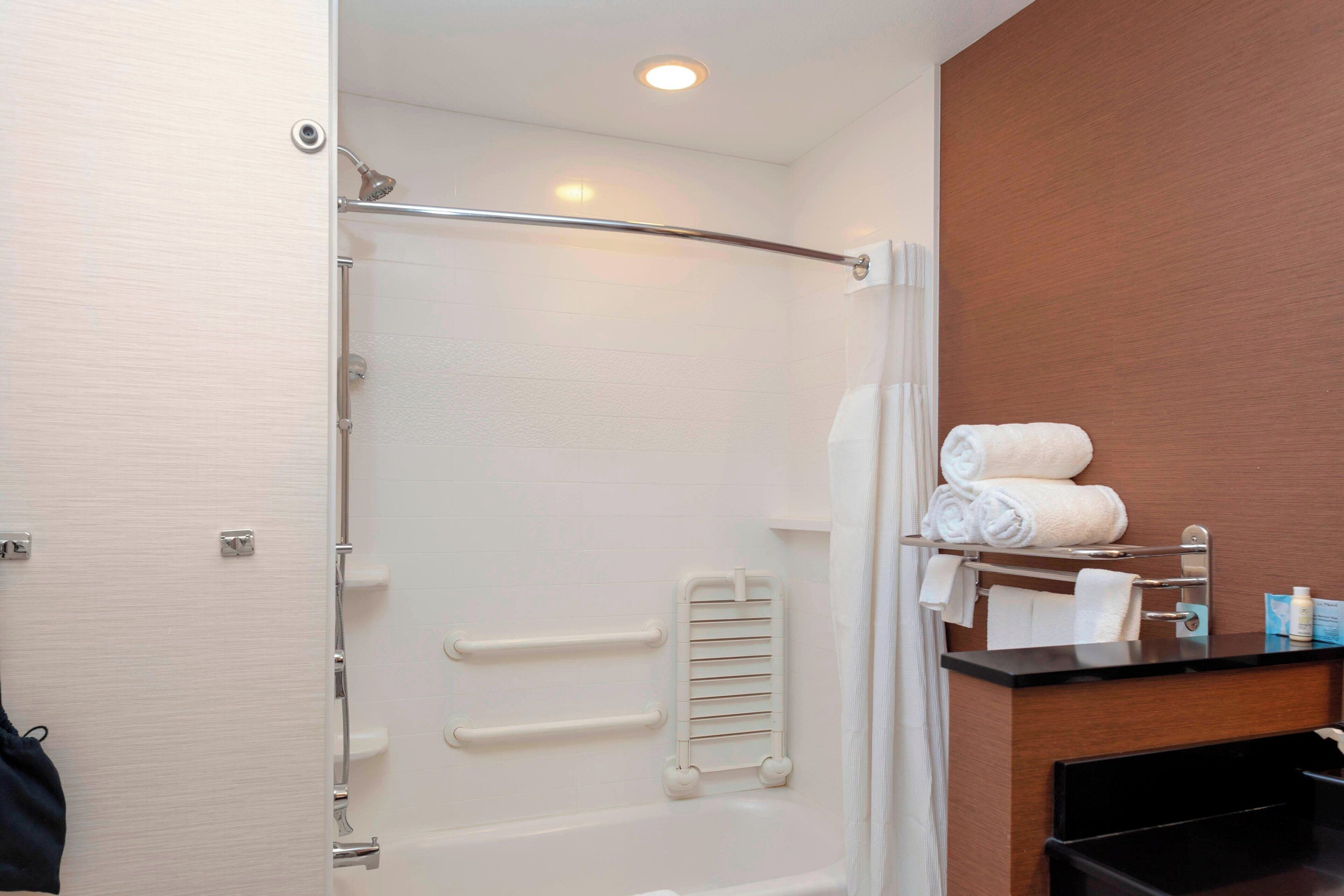 combined shower/bathtub, hair dryer, towels