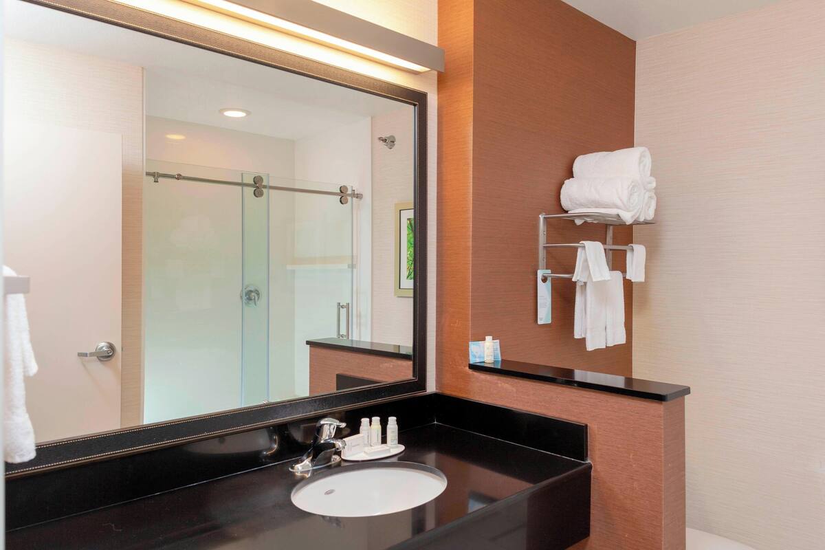 combined shower/bathtub, hair dryer, towels