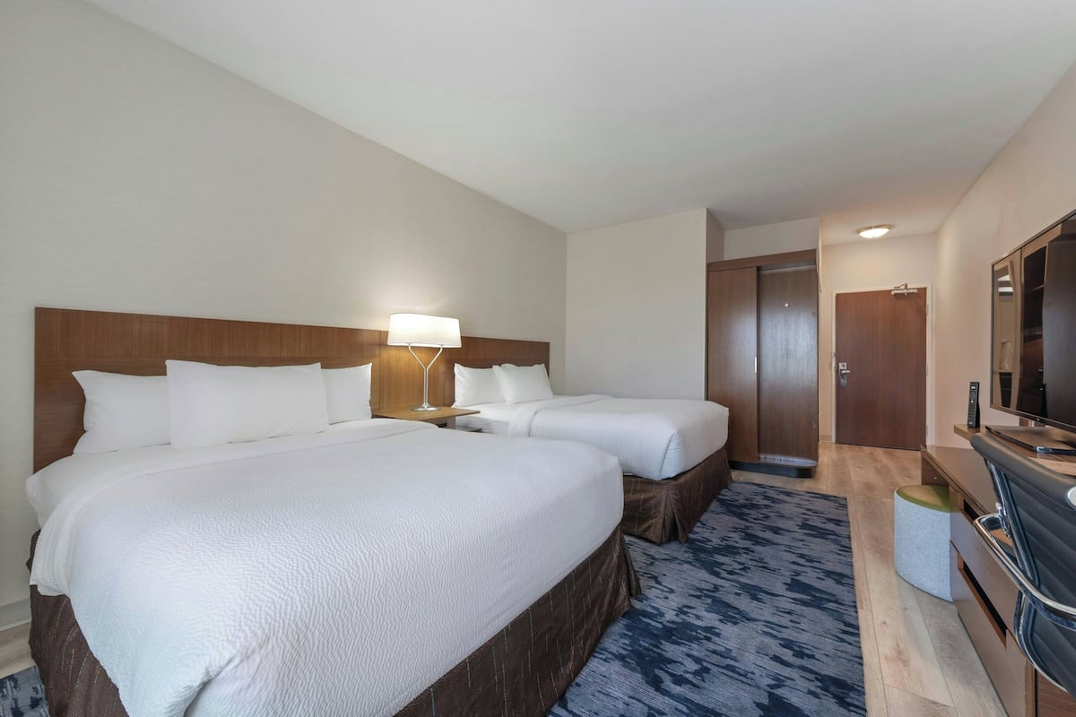 Zimmer, 2 Queen-Betten | Schreibtisch, laptopgeeigneter Arbeitsplatz, Bügeleisen/Bügelbrett