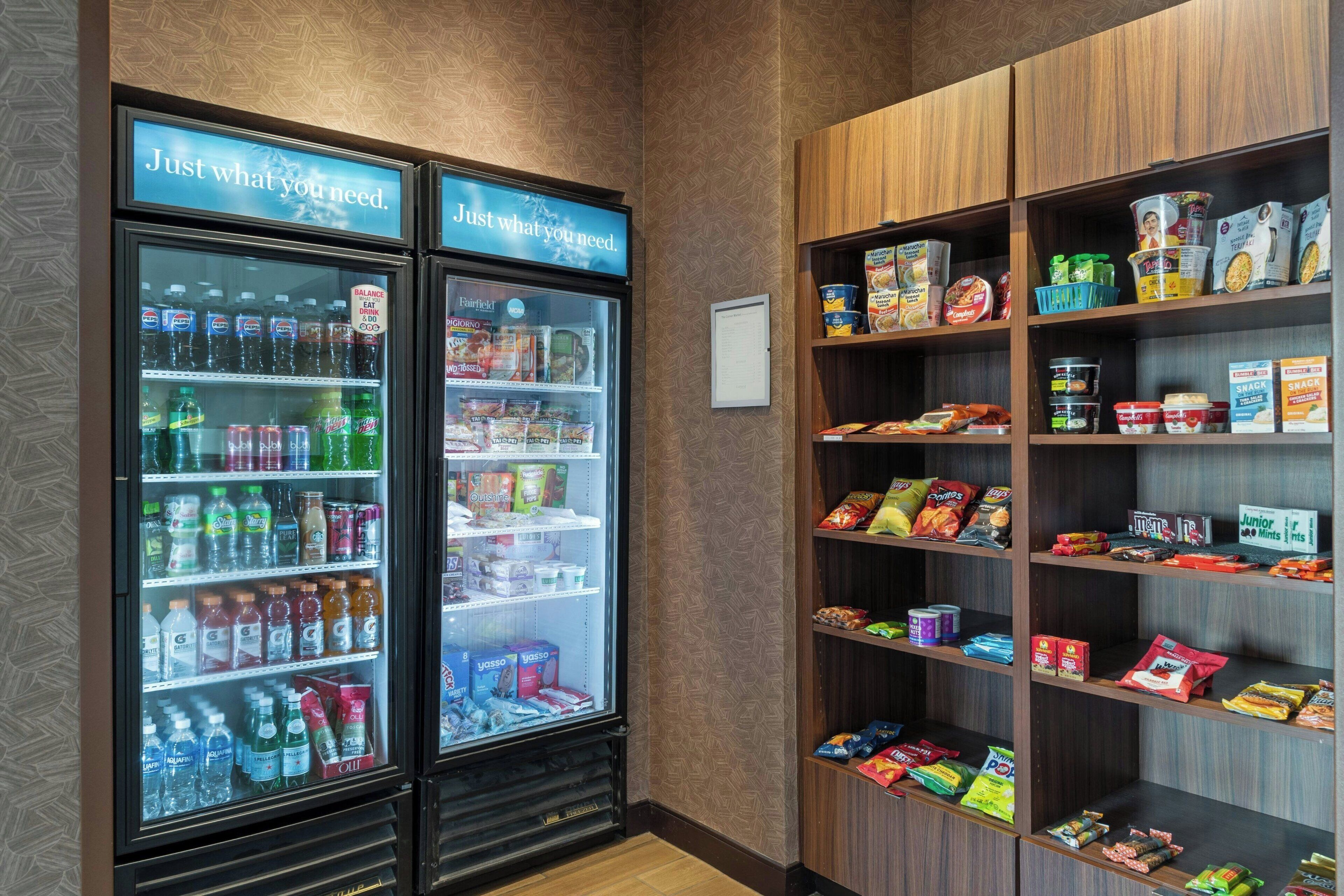 Uma área com máquinas de venda automática, oferecendo diversos snacks e bebidas.