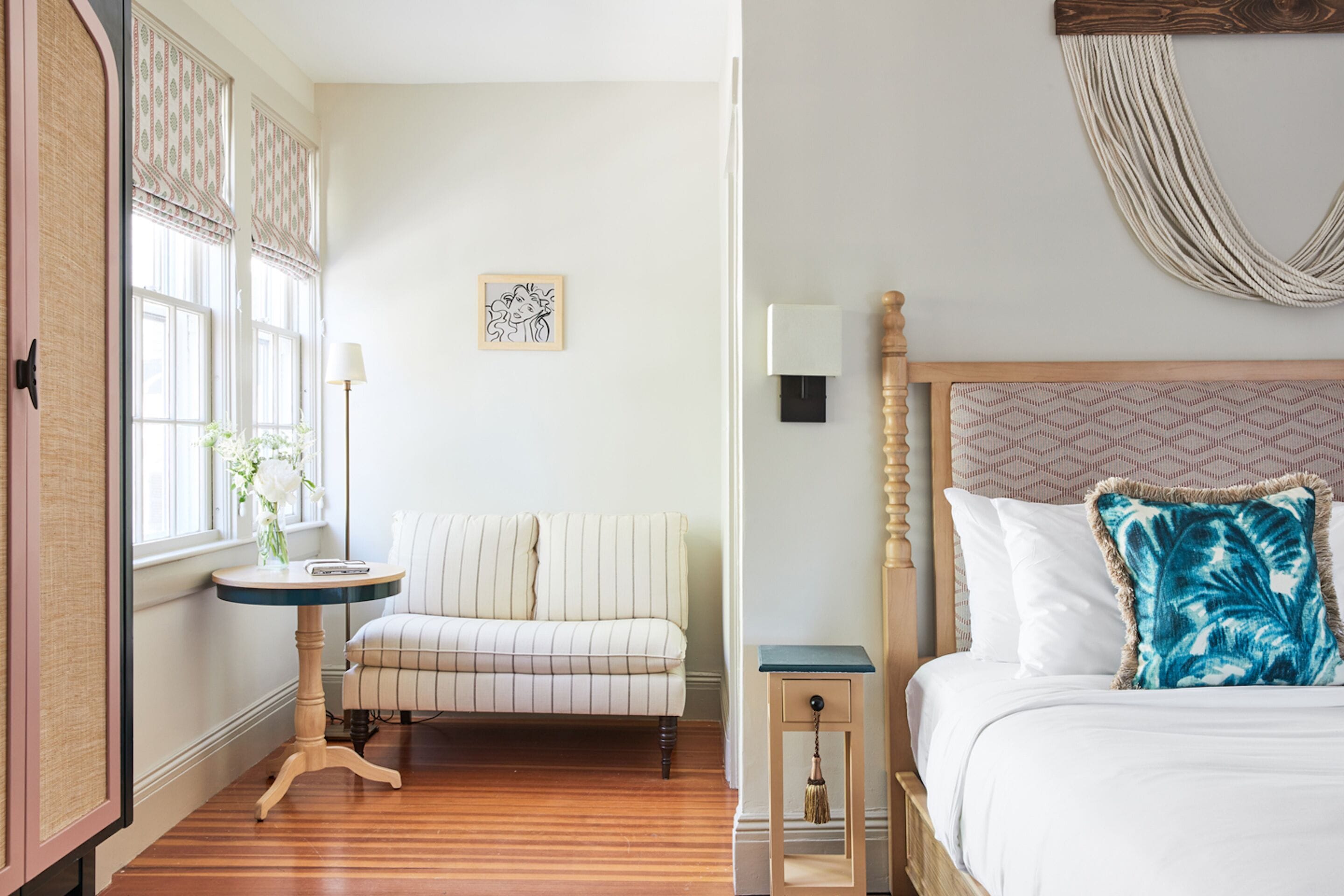 deluxe double room, 1 king bed (manor house) | living area | 35-inch tv with cable channels