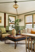 Suite Deluxe | Zona de estar | Televisión de 35 pulgadas con canales por cable