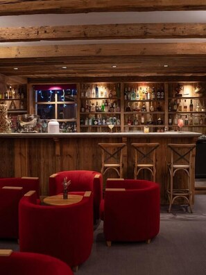2 restaurants; breakfast, lunch, and dinner served - Hôtel Les Peupliers (Courchevel)