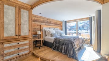 Habitación superior | Ropa de cama de alta calidad, minibar, caja fuerte