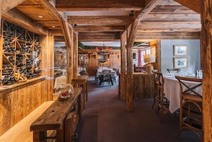 2 restaurantes; se sirve desayuno, almuerzo y cena; cocina francesa