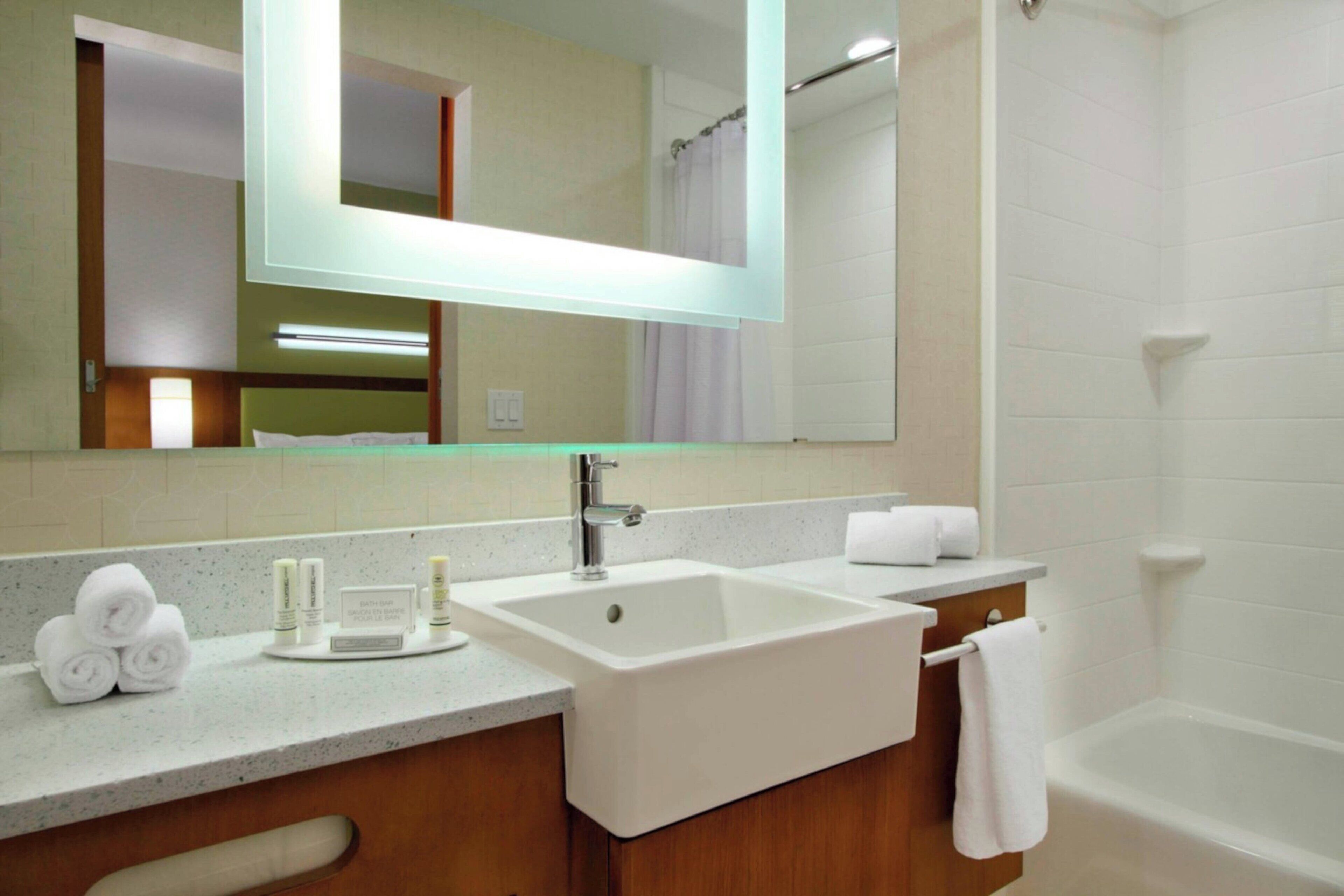 combined shower/bathtub, free toiletries, hair dryer, towels