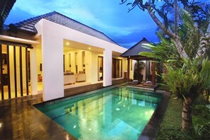 A modern house with a swimming pool, a covered outdoor area, and a well-maintained garden. - The Adnyana Villas & Spa (Tibubeneng)
