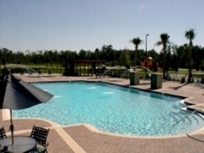 Outdoor pool - The Villas at Seven Dwarfs (Kissimmee)