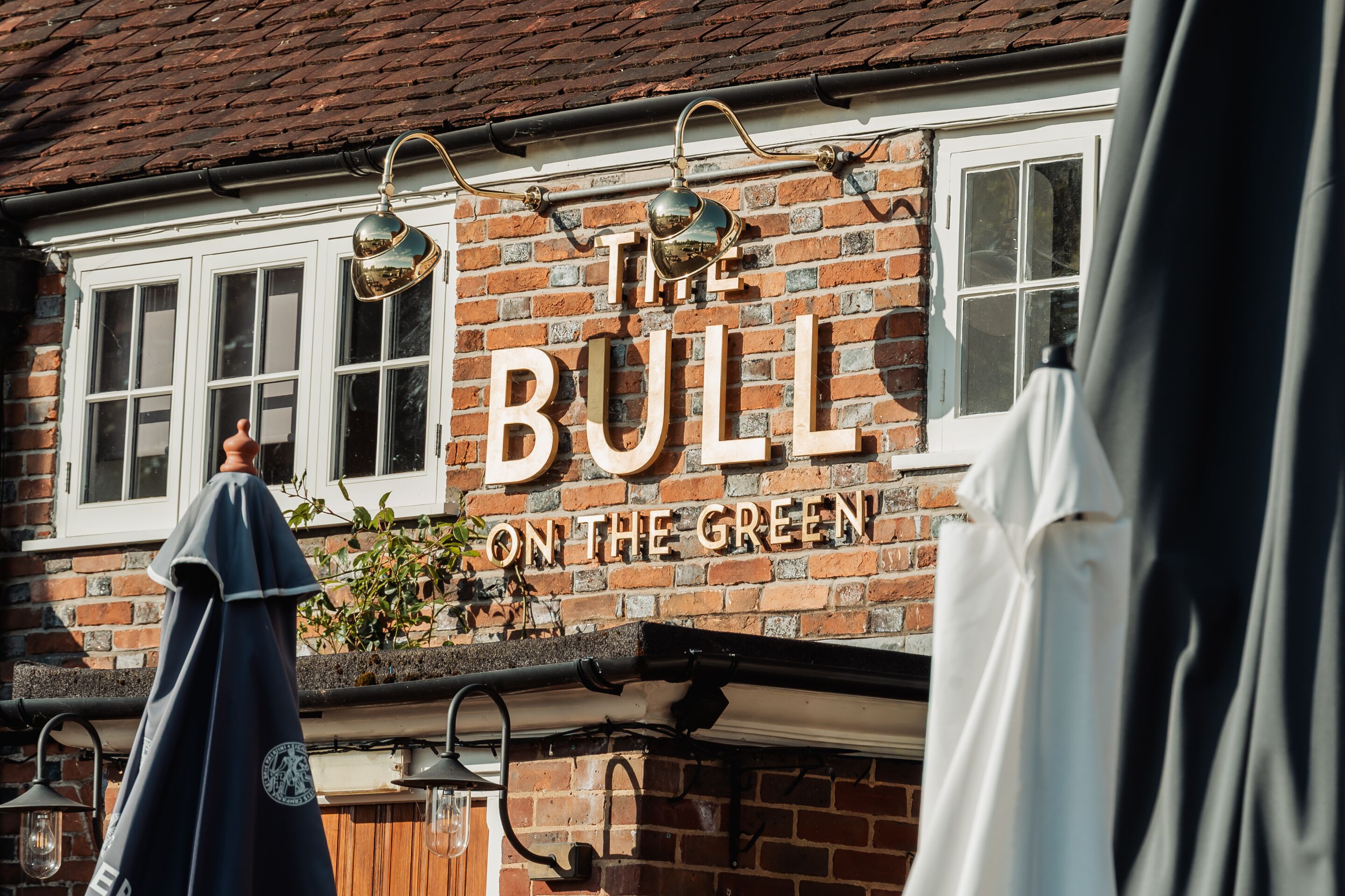 Ein Backsteinhaus mit einem Schild, auf dem 'The Bull on the Green' steht.