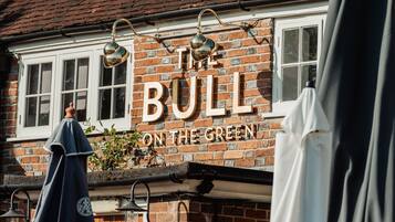 Ein Backsteinhaus mit einem Schild, auf dem 'The Bull on the Green' steht.