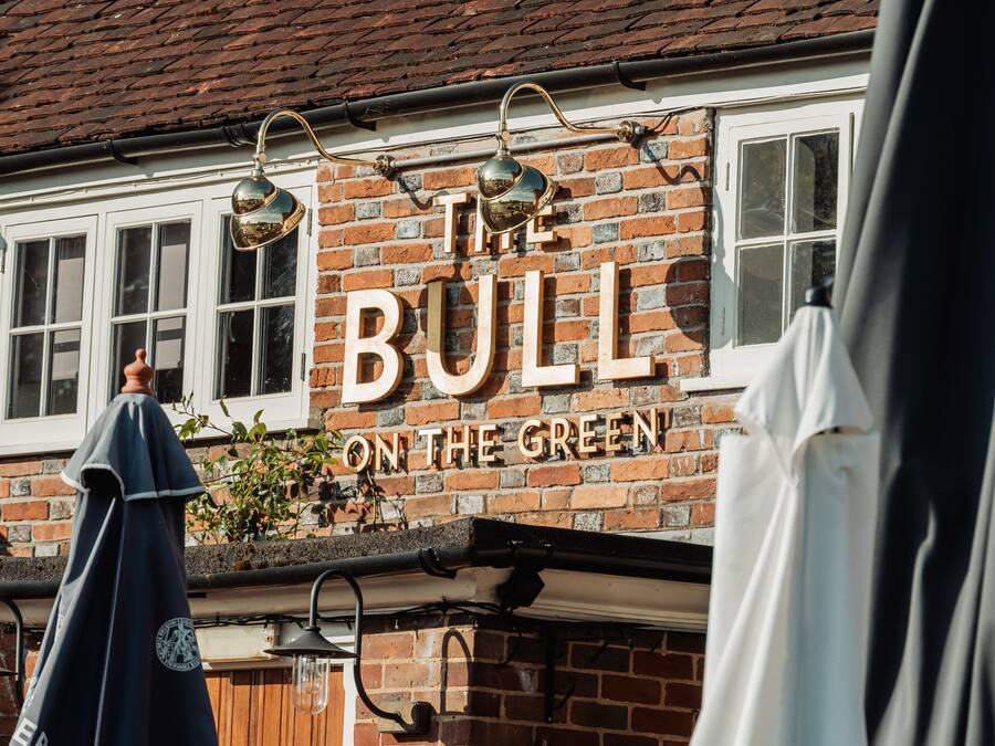 Ein Backsteinhaus mit einem Schild, auf dem 'The Bull on the Green' steht.
