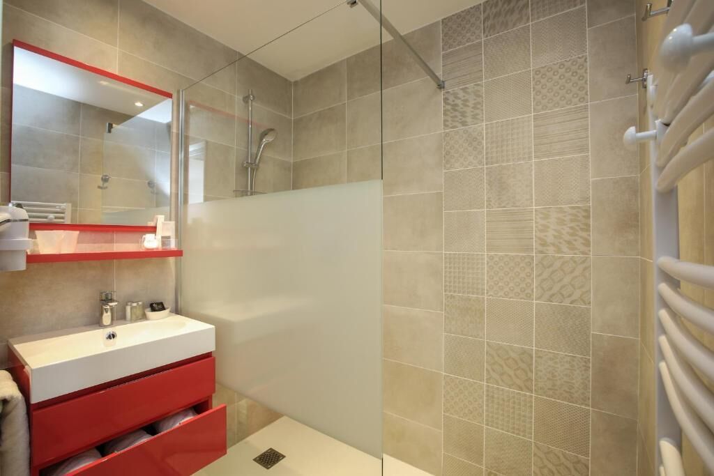standard double room | bathroom | jetted bath, rainfall showerhead, free toiletries, hair dryer