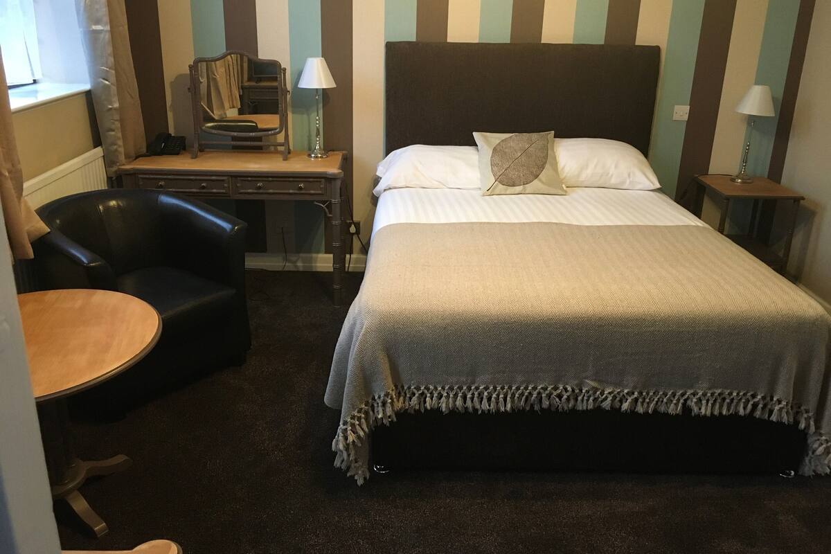 Family Room | In-room safe, desk, blackout drapes, iron/ironing board