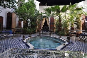 من حمّامات السباحة المغطاة