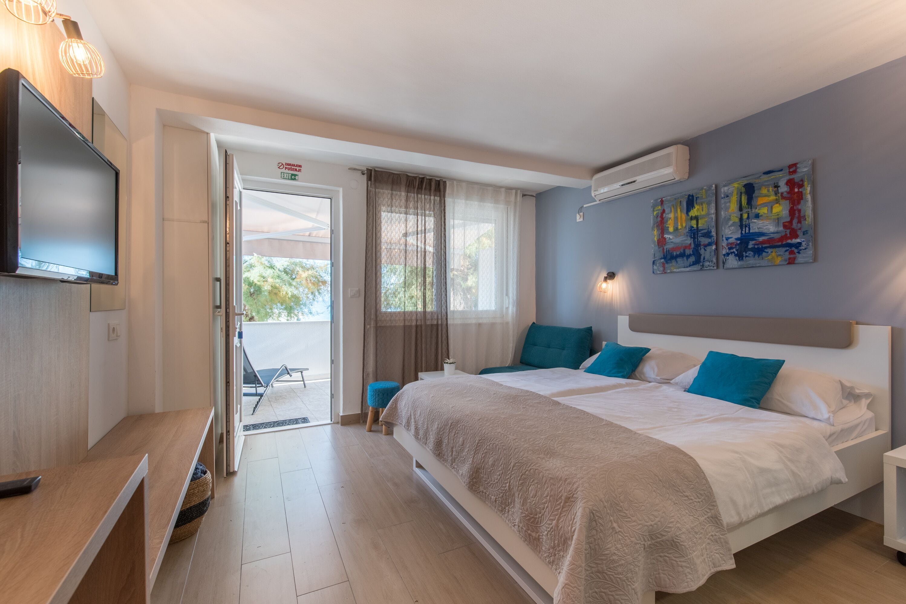 Une chambre d’hôtel avec un grand lit, une télévision et un bureau.