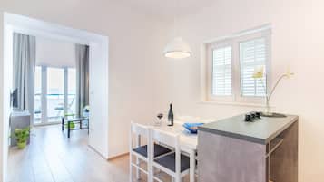 Appartamento Comfort, 1 camera da letto, balcone, vista cortile | Pasti in camera