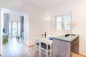Comfort-Apartment, 1 Schlafzimmer, Balkon, Blick auf den Innenhof | Essbereich im Zimmer