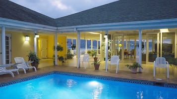 2 outdoor pools