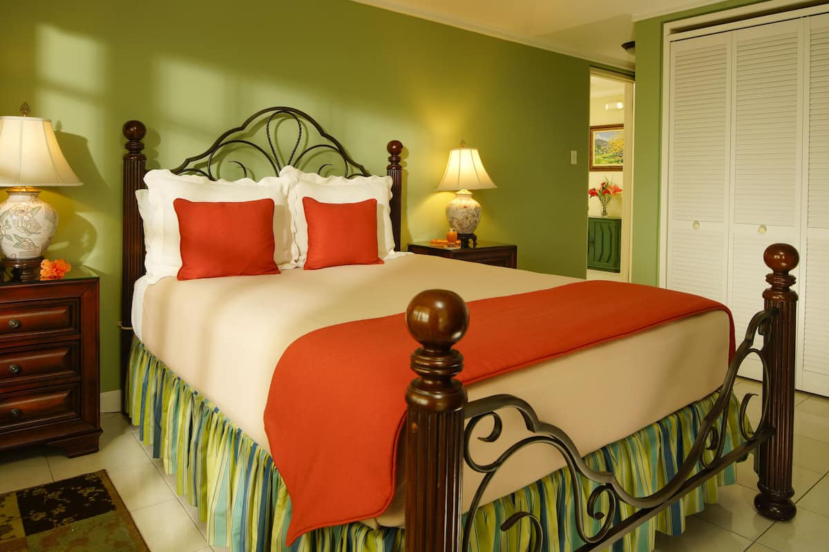 In-room safe, soundproofing, iron/ironing board, free WiFi